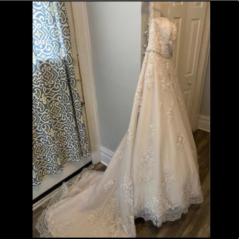 ****SOLD****      Ivory Maggie Sottero Wedding Dress — Fits like an 8 32DD - Picture 2 of 9